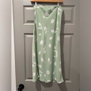 Forever 21 skirt in size M. Super flattering for spring and summer.